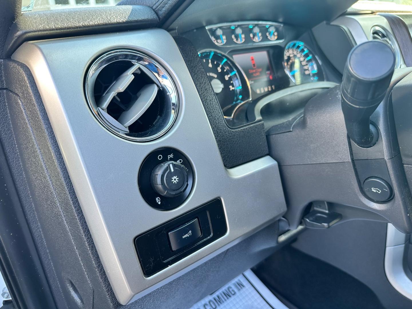 2014 White /Black Ford F-150 Lariat 502A (1FTFW1ET7EF) with an 3.5L. V6 engine, 6-Speed Automatic transmission, located at 547 E. Main St., Orwell, OH, 44076, (440) 437-5893, 41.535435, -80.847855 - This 2014 Ford F-150 Lariat Crew Cab boasts a 3.5L Twin Turbo EcoBoost V6 engine producing 365 horsepower and 420 lb-ft of torque, paired with a 6-speed automatic transmission and 3.31 gearing. It offers impressive features such as a leather interior, heated and cooled front seats, dual-zone automat - Photo#16